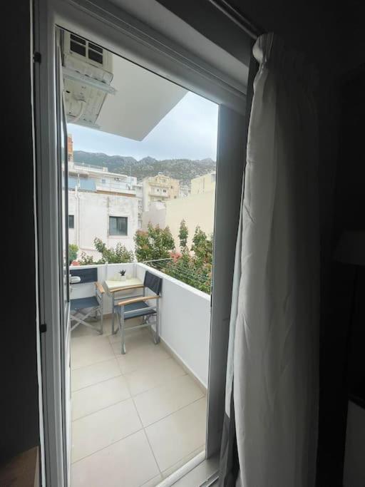 Studio In The Center, 2 Mins From The Beach Loutraki  Bagian luar foto