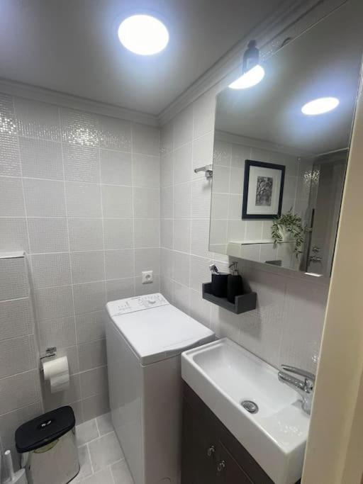 Studio In The Center, 2 Mins From The Beach Loutraki  Bagian luar foto