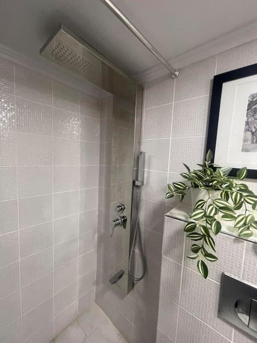Studio In The Center, 2 Mins From The Beach Loutraki  Bagian luar foto