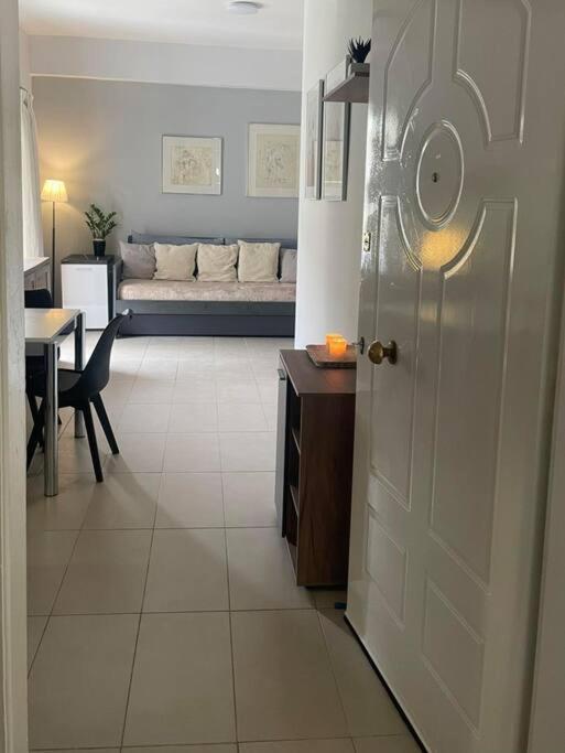Studio In The Center, 2 Mins From The Beach Loutraki  Bagian luar foto