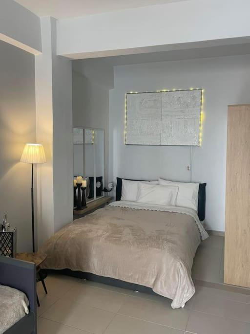 Studio In The Center, 2 Mins From The Beach Loutraki  Bagian luar foto