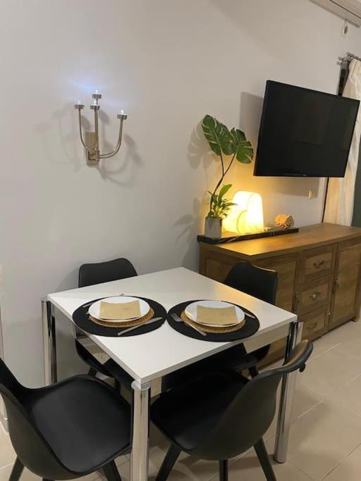 Studio In The Center, 2 Mins From The Beach Loutraki  Bagian luar foto