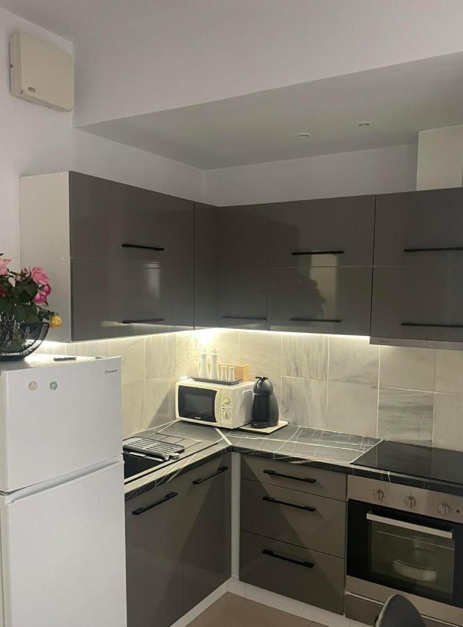 Studio In The Center, 2 Mins From The Beach Loutraki  Bagian luar foto